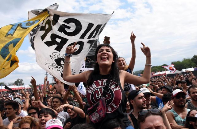Delirio. La gente no se cansó de bailar y acompañar a las bandas que desfilaron por los escenarios ubicados entre las sierras.&nbsp;