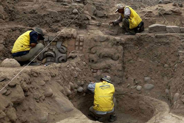 Hallazgo. Los trabajadores arqueológicos en el sector del recinto sagrado.