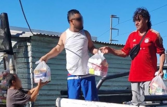 Ariel Máximo Viejo Cantero repartiendo alimentos en Vía Honda.&nbsp;