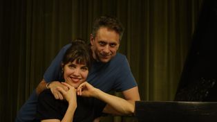 Los protagonistas de “La Bella y la Bestia”, Josefina Scaglione y Juan Rodó, posaron antes del ensayo del miércoles en El Círculo.