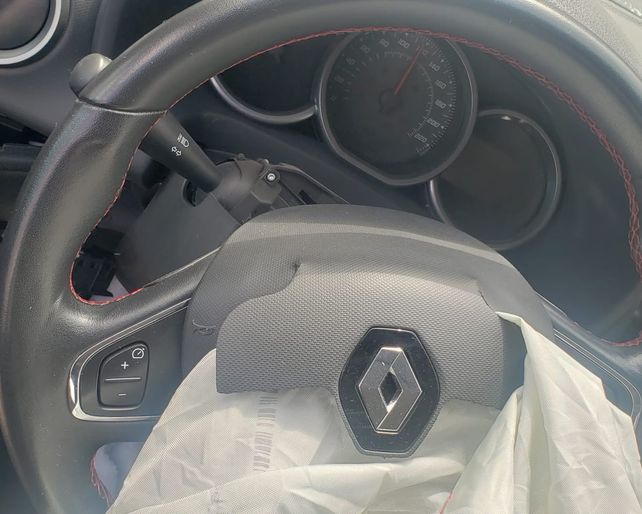 El Renault Sandero venía a toda velocidad por Avenida del Rosario y embistió al Citroën C3 en el que venía la familia Pizorno. La foto tomada por un testigo muestra el velocímetro del Sandero clavado en 120 Km/h.