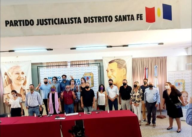 Los jefes de las distintas tribus del peronismo santafesino en la asunción de autoridades en febrero