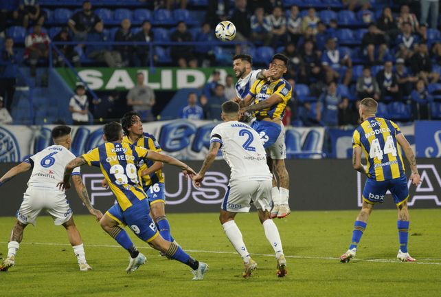 Coronel es víctima de falta ante Vélez y de ese penal el Canalla marcó la diferencia y ganó en Liniers.