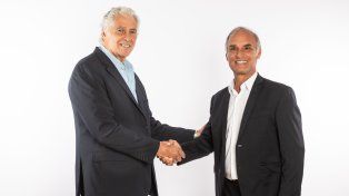 Gabriel Travaglini y Félix Páez Molina, presidentes saliente y entrante de la Unión Argentina de Rugby.&nbsp;