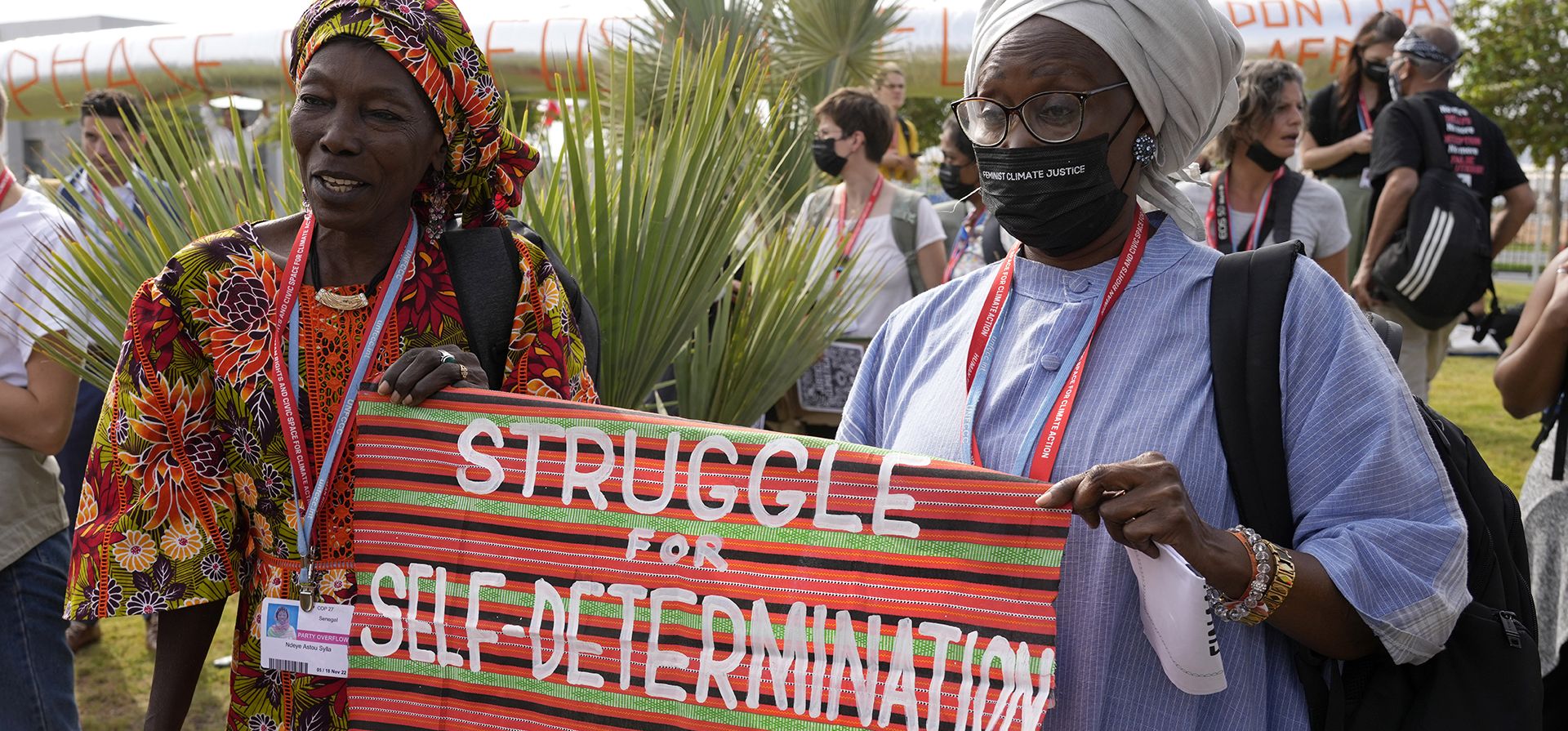 Las mujeres sostienen un cartel durante una manifestación que dice "lucha por la autodeterminación" en la Cumbre Climática de la ONU COP27, el jueves 17 de noviembre de 2022, en Sharm el-Sheikh, Egipto. Foto: AP/Peter Dejong