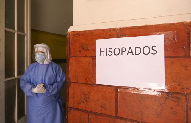 A convivir con el virus. Se estableció en Santa Fe adherir a nuevos criterios de aislamiento acordados a nivel nacional y un filtro para quienes deban hisoparse.