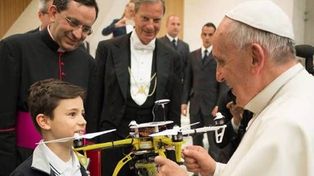 El Papa ya tiene su propio drone, gracias a la habilidad de un grupo de estudiantes