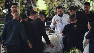 Miles de personas le dan el último adiós al rey Pelé en el velorio en el estadio de Santos