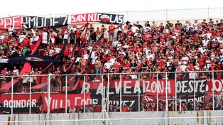 El aguante. Los hinchas leprosos coparon la cabecera del Libertadores de América.