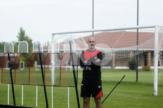Paolo Montero se prestó con la mejor onda a la producción fotográfica que se realizó en el predio sabalero