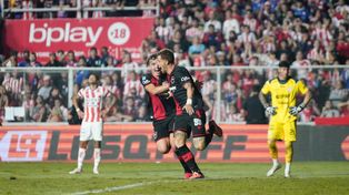 El Colo Ramírez convierte el tercero de Newells, el de la victoria por 3 a 2 sobre Unión en Santa Fe.