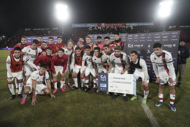 Los jugadores leprosos muestran orgullosos el cheque conseguido por avanzar una fase más en un torneo esquivo.