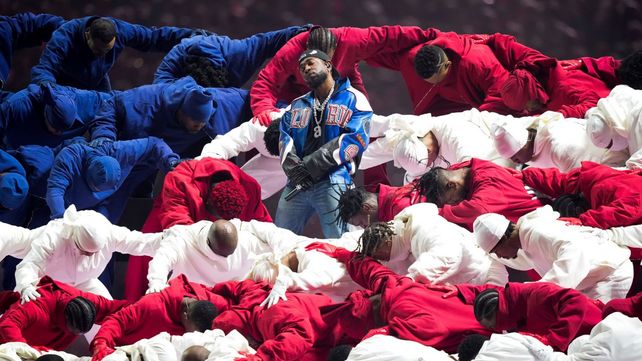 El rapero Kendrick Lamar fue el encargado de dar el show del entretiempo del Super Bowl y dio un mensaje contundente