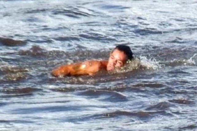 Las últimas imágenes de un hombre que intentó cruzar el río San Antonio, cerca de Carlos Paz. Su cuerpo fue encontrado días después.