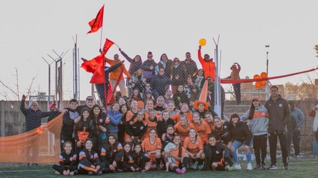 El femenino de Adiur está imparable. Las chicas del naranja golearon a Sportsman de Roldán por 4 a 0 y el domingo van en busca de las semifinales.     