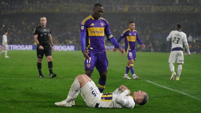 Copetti ya recibió el planchazo de Advíncula, que lo mira. Baliño observa todo a la distancia, con mucha calma.