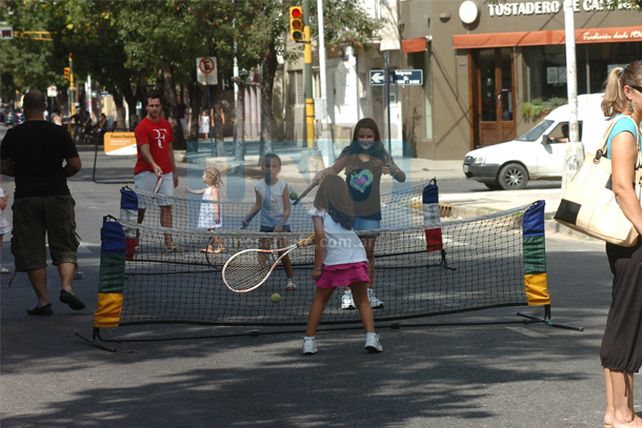Por unas horas, un sector de Bulevar se convirtió en paseo peatonal