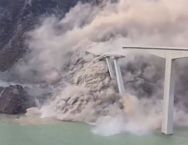 Se desplomó un puente en China a pocos meses de su inauguración