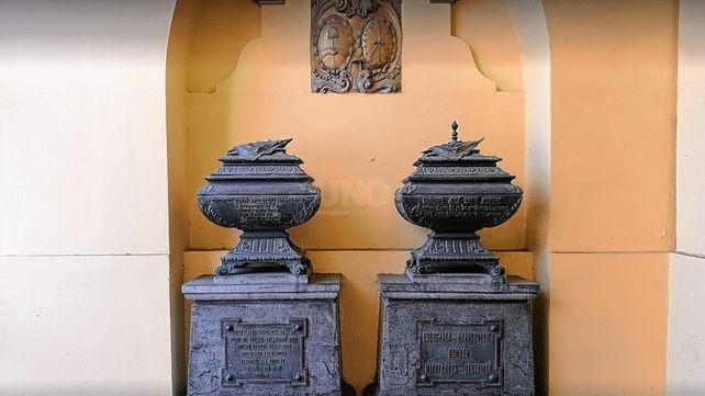 Las urnas están dentro de la Catedral santafesina y en su interior tiene retos de granaderos que lucharon por el país.