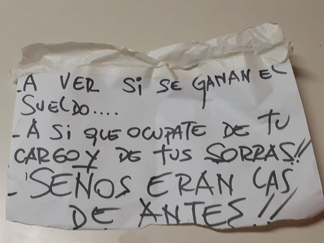 La nota que dejaron desconocidos en la puerta Islas Malvinas.&nbsp;