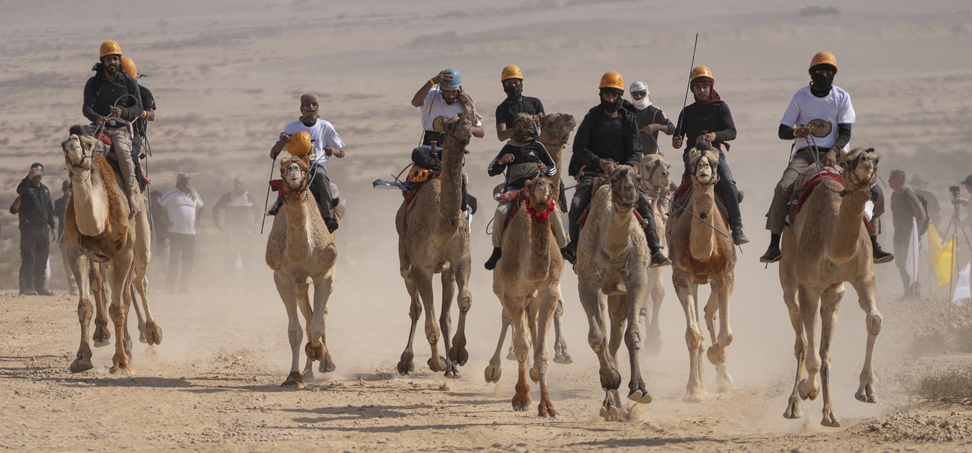 Miembros de la comunidad beduina participan en la primera carrera oficial de camellos de Israel, una práctica que antes estaba prohibida en el país, en el desierto del Néguev el 1 de noviembre de 2024. (Foto AP/Ohad Zwigenberg) Miembros de la comunidad beduina participan en la primera carrera oficial de camellos de Israel, una práctica que antes estaba prohibida en el país, en el desierto del Néguev el 1 de noviembre de 2024. (Foto AP/Ohad Zwigenberg)