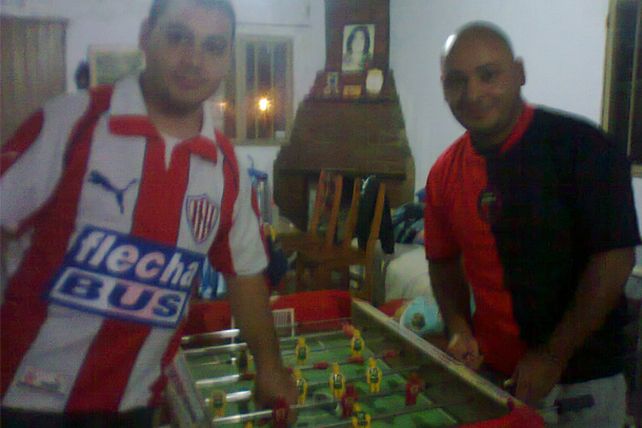 La ciudad palpita el clásico y los fanáticos posan con sus colores