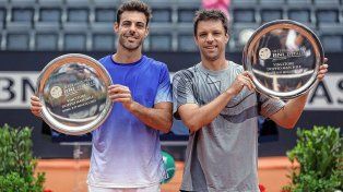 Horacio Zeballos junto al español Marcel Granollers y el trofeo obtenido en Roma.