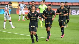 Rodrigo Aliendro celebra lo que fue el único tanto del partido en el triunfo de Colón.