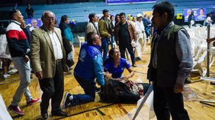 Un seguidor de Villavicencio yace herido después de que el candidato fuera asesinado a la salida de un mitin en Quito.