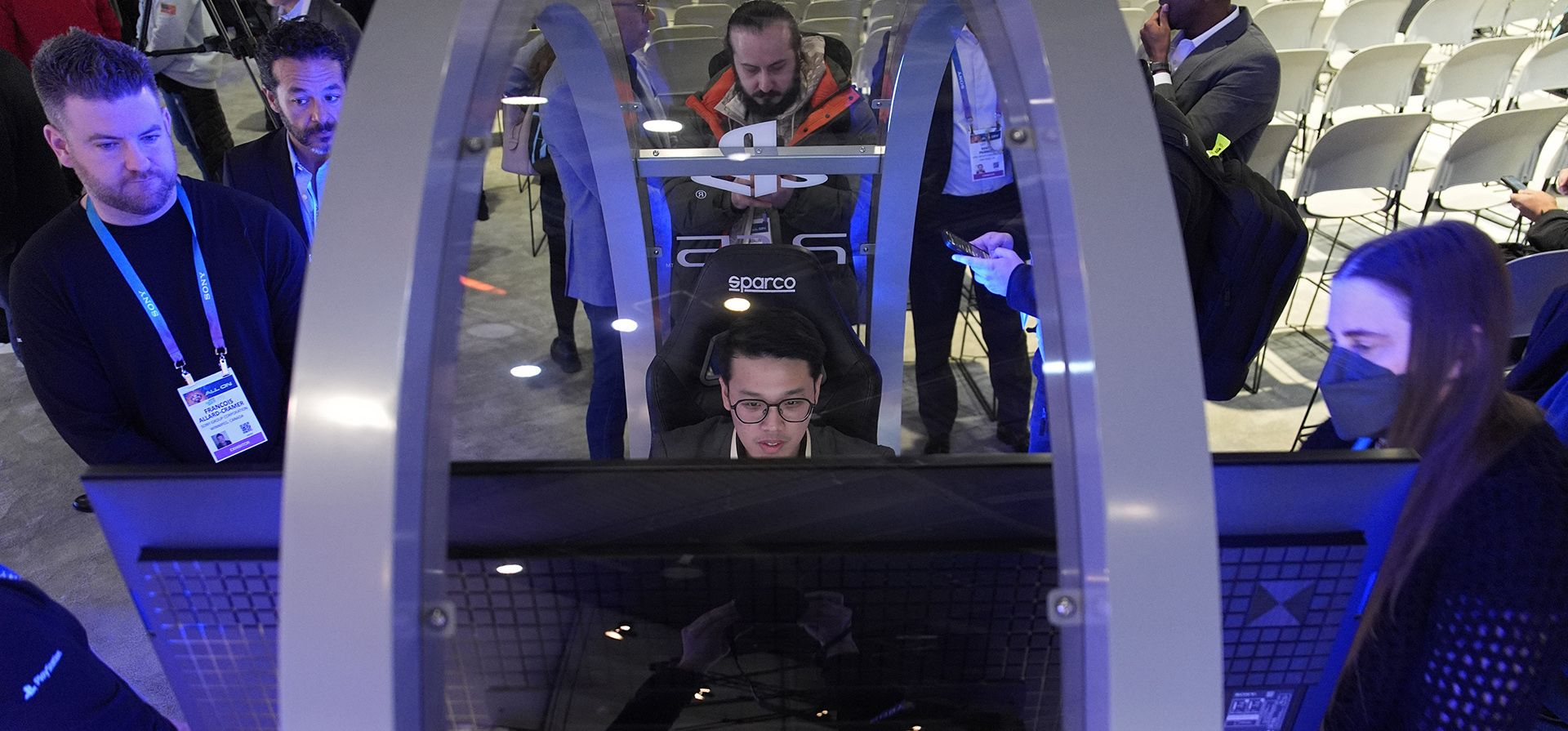Una persona prueba el simulador de conducción Gran Turismo 7 en el stand de Sony antes de la feria tecnológica CES el lunes 8 de enero de 2024 en Las Vegas. (Foto AP/John Locher)