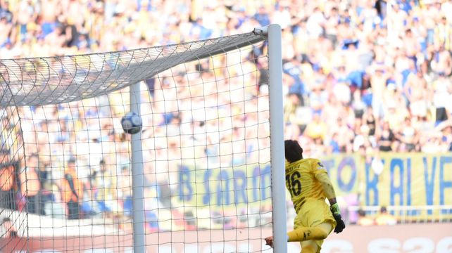 Muslera se resigna a ve el final de la obra. Es el golazo de Di María