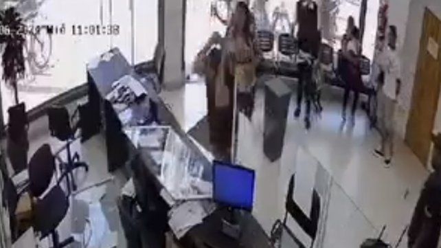 Un usuario enojado destrozó todo lo que pudo en la compañía de electricidad