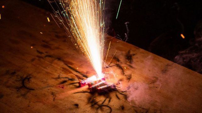 Un adolescente sufrió severas quemaduras tras detonar un explosivo casero que vio en TikToK. Sucedió en la zona rural de Feliciano. Fue hospitalizado en Paraná.