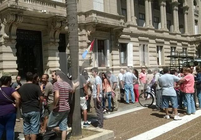 Vecinos de la Costa llegaron en caravana a Casa de Gobierno para reclamar por mejoras