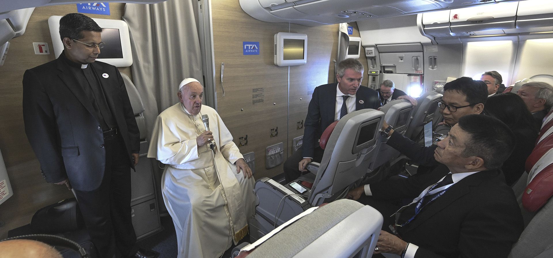 El Papa Francisco habla con los periodistas durante el vuelo de regreso desde Ulán Bator, Mongolia, el lunes 4 de septiembre de 2023. Ciro Fusco/ANSA vía AP, Piscina) El Papa Francisco habla con los periodistas durante el vuelo de regreso desde Ulán Bator, Mongolia, el lunes 4 de septiembre de 2023. Ciro Fusco/ANSA vía AP, Piscina)