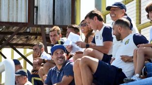 Claudio Ubeda anotando todo y llevando detalles de distintos jugadores. A su lado, Miguel Russo.