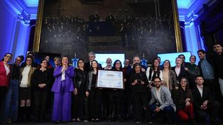 La presidenta de la Cámara de Diputados, Cecilia Moreau, distinguió este jueves al Equipo Argentino de Antropología Forense con la “Mención de Honor Diputado Nacional Dr. Juan Bautista Alberdi”.