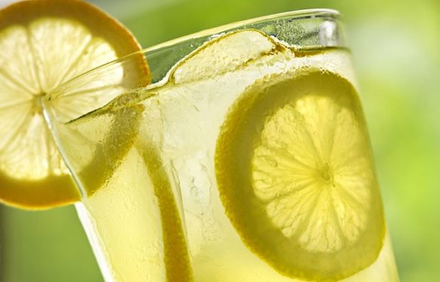 10 beneficios de beber agua tibia de limón cada mañana