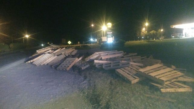 Un camión cargado de tarimas de madera volcó en el Acceso Norte
