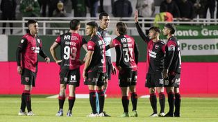 Protesta&nbsp; leprosa. Los jugadores de Newells protestaron los fallos de árbitro Rey Hilfer en los&nbsp; dos penales que sancionó.&nbsp;