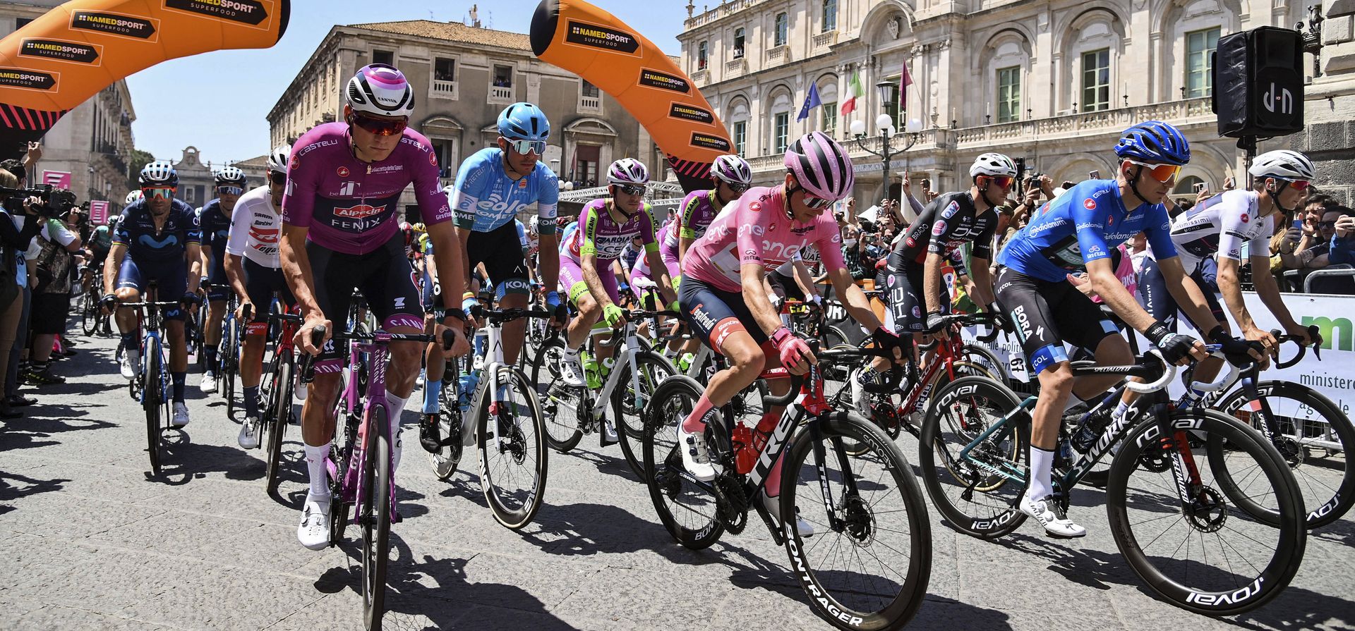 Un pelotón de ciclistas dan el inicio de la quinta etapa del Giro D