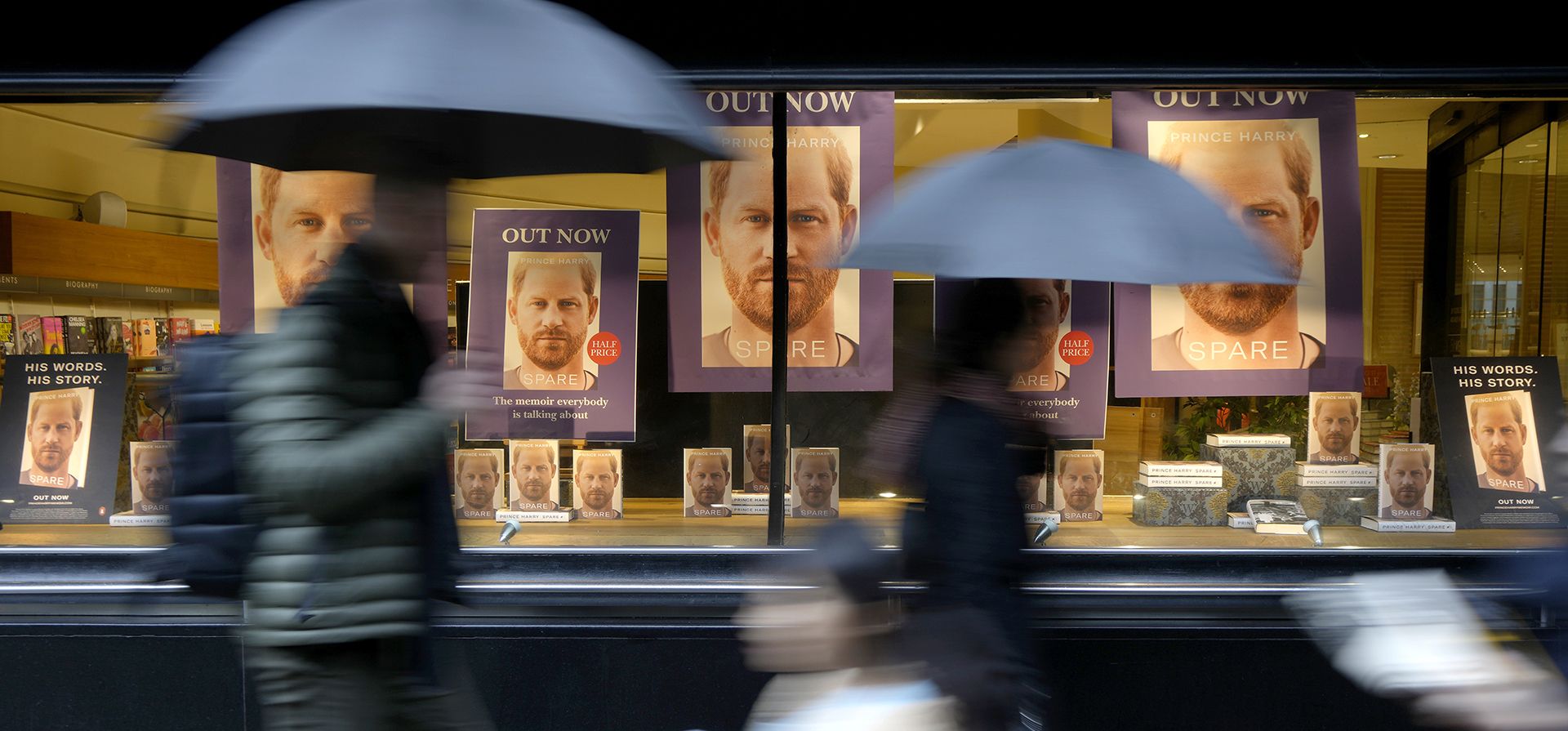 Peatones pasan frente a una exhibición en el escaparate de una librería en Londres, el martes 10 de enero de 2023. Después de semanas de exageraciones y días de filtraciones, los lectores tienen la oportunidad de juzgar el libro del Príncipe Harry por sí mismos. 