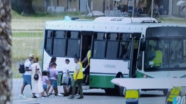 Luis Suárez arribó al aeropuerto de Fisherton minutos antes de las 13 junto a su familia.&nbsp;