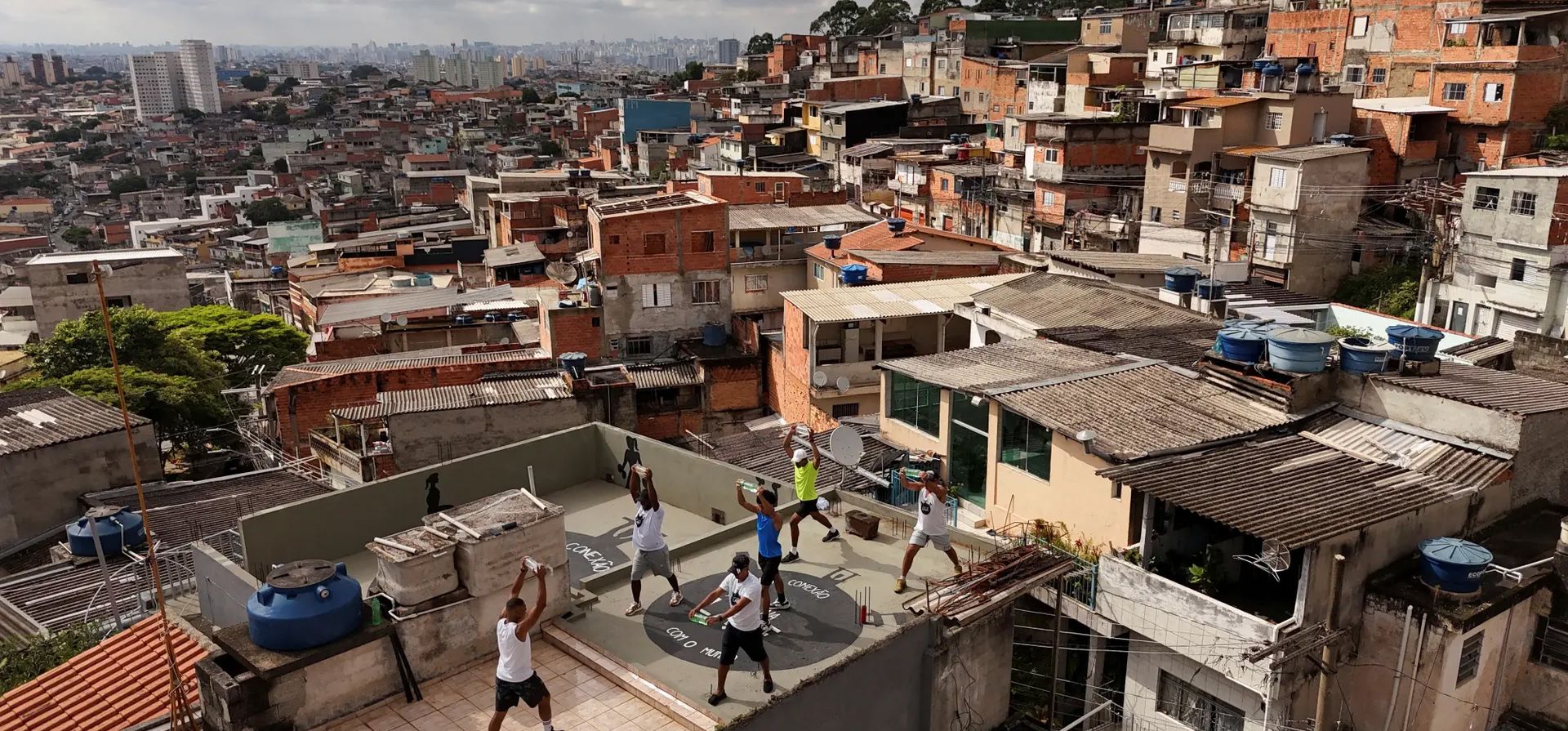 El profesor de educación física Ivan Nascimento da una clase de gimnasia con botellas de plástico llenas de agua en el patio de su casa, São Paulo, Brasil. Fotografía: Amanda Perobelli/Reuters El profesor de educación física Ivan Nascimento da una clase de gimnasia con botellas de plástico llenas de agua en el patio de su casa, São Paulo, Brasil. Fotografía: Amanda Perobelli/Reuters