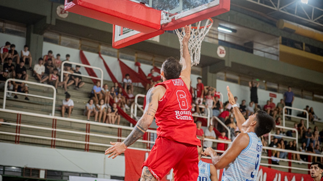 Chervo se eleva para convertir. Provincial ganó un partido duro ante Unión de Mar del Plata en el Salvador Bonilla.