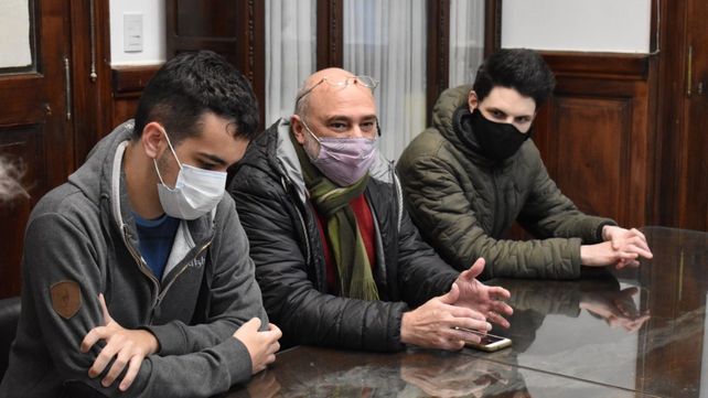 Federico Mierez junto a los entrenadores Gustavo Di Lorenzo y Gianni De Rico.