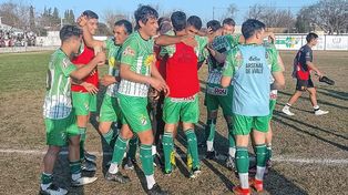Los jugadores de Arsenal festejan el pase a la final en Paraná Campaña.