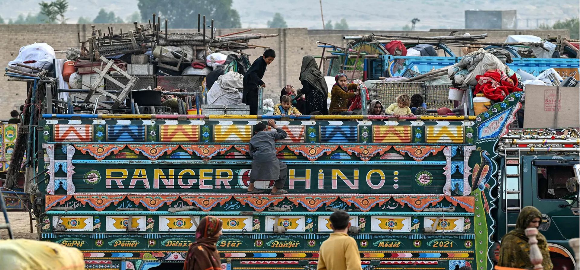 Refugiados afganos llegan en un camión a un centro de detención mientras se preparan para partir hacia Afganistán, después de que el plazo del gobierno para que se fueran provocara un éxodo, Landi Kotal, Pakistán. Fotografía: Farooq Naeem/AFP/Getty Images Refugiados afganos llegan en un camión a un centro de detención mientras se preparan para partir hacia Afganistán, después de que el plazo del gobierno para que se fueran provocara un éxodo, Landi Kotal, Pakistán. Fotografía: Farooq Naeem/AFP/Getty Images