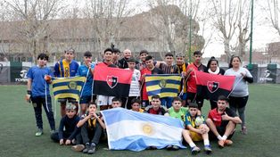 Grande, chicos. En Villa Banana hubo fútbol de mujeres y varones de Central y Newells, fotos y alegría conjunta. Aplausos en la previa al clásico.