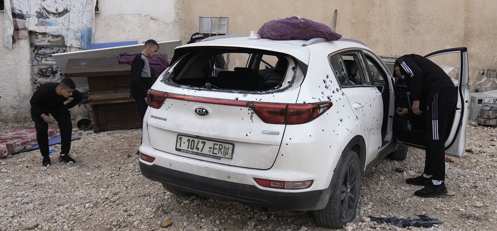La gente inspecciona un automóvil que fue alcanzado por balas en el que, según informes, un palestino murió a manos de las fuerzas especiales israelíes, en la ciudad ocupada de Qalqilya, en Cisjordania, el jueves 12 de diciembre de 2024. (Foto AP/Majdi Mohammed) La gente inspecciona un automóvil que fue alcanzado por balas en el que, según informes, un palestino murió a manos de las fuerzas especiales israelíes, en la ciudad ocupada de Qalqilya, en Cisjordania, el jueves 12 de diciembre de 2024. (Foto AP/Majdi Mohammed)